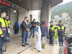 復興劉姓民眾失蹤,軍方22日動員兵力投入搜救,至終昏仍持續搜查,縣長王忠銘到場了解狀況,熱心民眾(著白衣者)向縣長提供民俗方法。(圖:縣府)