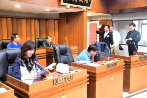 　連江縣議會定期大會開議，議員完成報到並召開預備會議；縣長王忠銘、副縣長陳冠人、秘書長張龍德前往拜會，預祝大會圓滿順利。（圖／文：曹重偉）