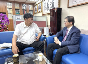 新任交通部長李孟諺22日拜會立委陳雪生。(圖:陳雪生國會辦公室)