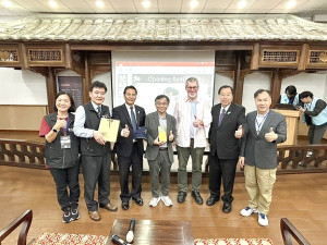國際哲學和人文研究理事會專程來馬舉辦健康人文研討會;縣長王忠銘、議長張永江前往致意,致贈來賓雙金牌陳高及紀念帽。(圖/文:曹重偉)