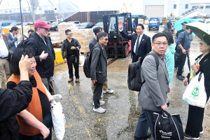 　聯合國國際哲學和人文研究理事會一行22位國際專家學者搭乘「新臺馬輪」來馬，縣長王忠銘會同前縣長劉增應前往迎接。（圖／文：曹重偉）