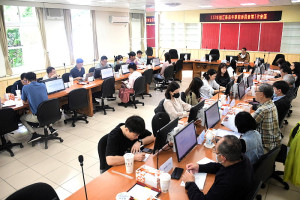 　連江縣青年事務委員會第一次會議，青年委員們關心樂活體育館何時啟用、導入電子語音免費導覽系統，強化在台青年人脈網絡及宣傳等。（圖／文：曹重偉）