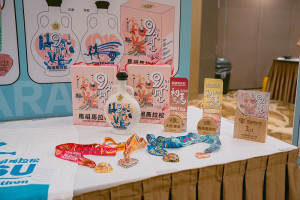 第9屆馬祖馬拉松將在11月2日登場,昨(25)日舉辦活動記者會,副縣長陳冠人、議長張永江邀請全國跑步愛好者來馬祖體驗最硬賽道。(圖:展通虹行銷公司)