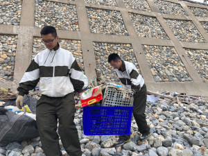 官兵清除人工垃圾。（圖：林瑞和）