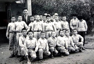 坂里國小師生。(1965)