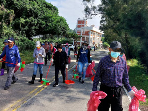東犬長青協會會員們與鄉親共同進行淨村、淨灘活動,為維護美麗家園貢獻了一份力量。(圖/文:蔡夢玲)