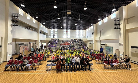 台灣絃樂團「遠小孩-音樂造林計畫」開抵馬祖,昨天來到人數最多的介壽國中小,受到教育處長王禮民、校長吳健忠及師生們熱情歡迎。(圖/文:曹重偉)