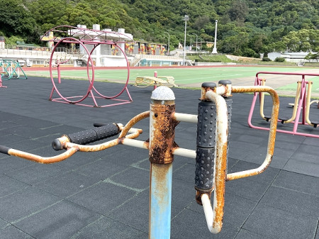 　塘岐運動場門面粉刷及部份體健設施改善已完成發包，預估9月可更新開放使用。（圖／文：陳鵬雄）