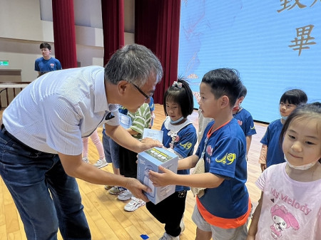 鄉長林志東致贈南竿三校畢業禮物