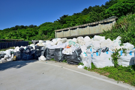 東引地區廢棄保麗龍、輪胎堆置嚴重,東引鄉民代表會定期大會中,鄉代表希望環保機關加速去化處理,避免造成環境二次污染和破壞。(圖/文:陳其敏)