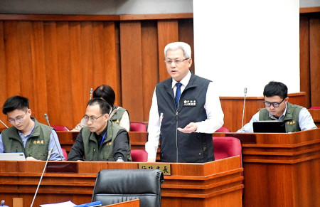 　連江縣議會第8屆第3次定期大會各局處工作報告，行政處長陳明傑新上任，議員特邀他起身說明個人心境及願景。（圖／文：曹重偉）