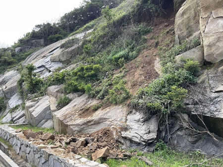 　環島北路部份路段在前一波梅雨時即發生小規模坍方，周邊土石仍處於不穩定狀態。（圖／文：陳鵬雄）