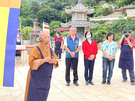 屏東金指山寶鼎佛國寺巡迴全國108站提供素食便當與民眾結緣,30日最終站來到南竿。(圖/文:馮紹夫)