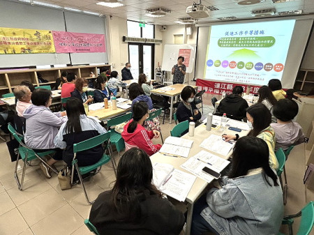 縣府職場平權及性騷擾防治研習課程,邀請前勞動力發展署長黃秋桂講授,副縣長陳冠人、民社處長曾玉花專程前往致意及勉勵。(圖/文:曹重偉)