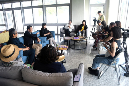 　梅石藝文中心迎來「紙風車劇團」，並邀國內媒體隨團參訪，縣長王忠銘、文化部次長李靜慧、創辦人李永豐等共同接受媒體聯訪。（圖／文：曹重偉）