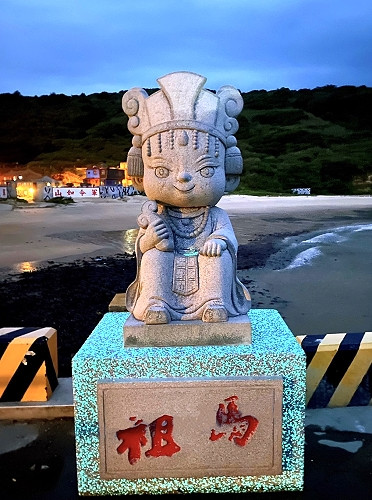 東莒猛澳Q版媽祖神像底座使用夜光石打造,在夜間有了全新樣貌。(圖/文:蔡夢玲)