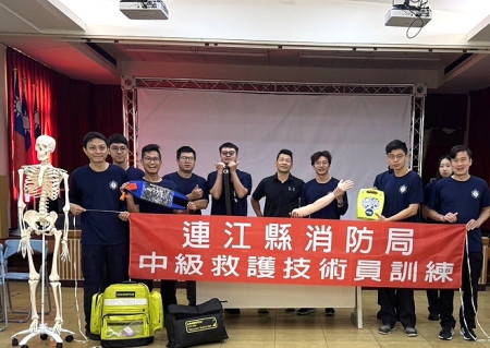 連江縣初次自辦的中級救護員訓練,來自各鄉9名技術員參加7週的訓練,還到台北市永吉高級救護隊及三軍總醫院實習完畢。(圖:連江縣消防局)