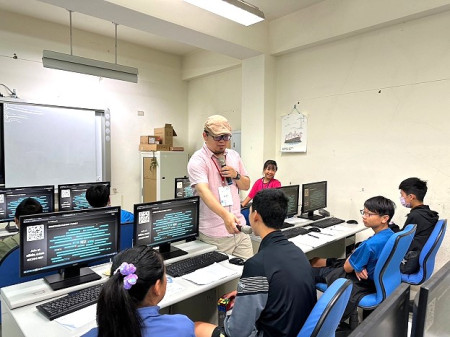 　連江縣首度舉辦青少年人工智慧探索實作營，開啟科技素養新篇章，秘書長張龍德、教育處長王禮民前往始業式致意。（圖：連江縣政府教育處）