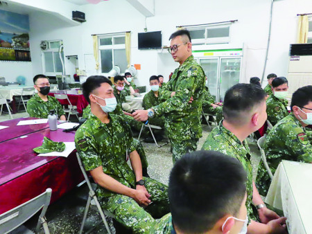 講師與官兵研討互動。（圖：簡慈儒）