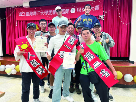 北高機步連張中士(前排中)與參賽者合影紀念。（圖：張閔翔）
