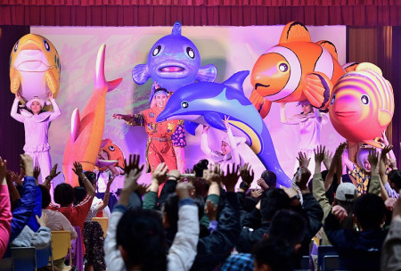 　紙風車劇團跨海到東引演出，帶給大人、小孩許多的歡樂與笑聲。（圖／文：陳其敏）