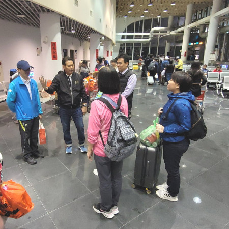 馬祖2日大霧影響空運,臺馬之星2日晚間夜航,搭載577人返台,發揮疏運功能,縣長王忠銘前往福澳港關心夜航疏運狀況。(圖:縣府)