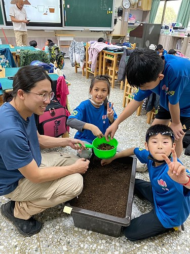 縣府產發處、連江縣農會推廣食農教育,前往各校舉辦活動,為孩子建立生態永續的正確觀念。(圖:連江縣農會)