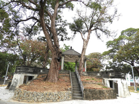 屏東公園百年的防空洞和涼亭