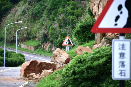 　連日大雨，東引樂華村往機步連路段發生土石崩落，鄉公所籲用路人避開易坍路段，確保安全。（圖／文：陳其敏）