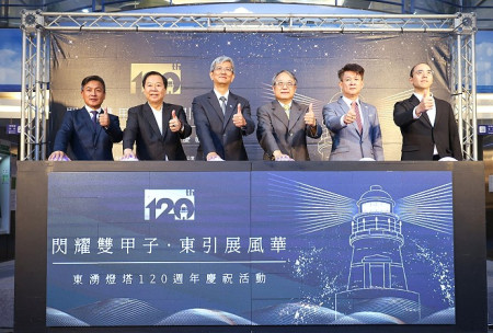 東湧燈塔120週年慶祝活動全國記者會，航港局局長葉協隆(左3)、連江縣政府秘書長張龍德(右3)、連江縣議會議長張永江 (左2)、馬祖風管處處長黃勢芳(右2)、東引鄉長林德建(左1)、東引鄉民代表會主席陳子驎(右1)等人一同啟動「閃耀雙甲子．東引展風華」系列活動。
