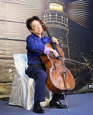 知名大提琴家張正傑蒞臨記者會現場,以優美古典音樂向古蹟燈塔祝賀生日快樂。(圖:交通部航港局提供)