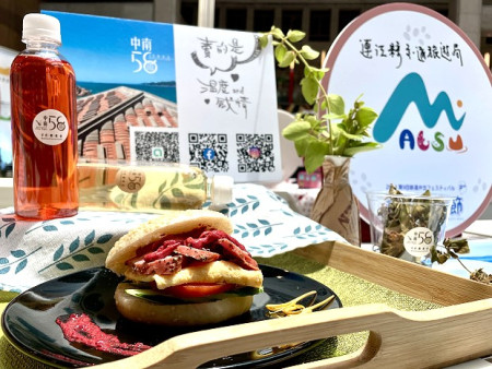 第9屆鐵路便當節7日到10日於台北火車站舉行,連江縣交旅局以馬祖漢堡、馬祖特色茶飲等餐點向遊客分享地區美食。(圖:交旅局)