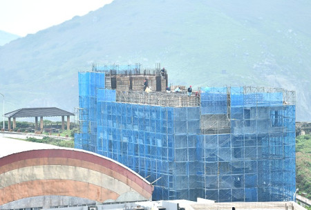 　東引鄉多功能健康運動場館興建工程，四層樓建築體主結構即將完成，定於7日下午舉行上梁典禮。（圖／文：陳其敏）
