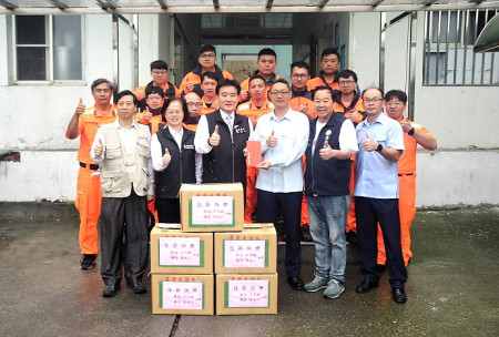 　副縣長陳冠人、議長張永江率團前往海、岸巡廳舍及勝利山莊致贈端節加菜金，向國軍官兵、海岸巡弟兄致敬並祝賀佳節快樂。（圖／文：曹重偉）