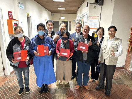 一起關懷弱勢,縣府5日下午發放身心障礙及中低收入戶端節慰問金,結合唐氏症基金會推出的端午送粽傳愛,由府會代為轉贈。(圖/文:曹重偉)