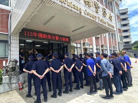 因應轄內聚眾鬥毆、酒後滋事等案件出現,連江縣警察局舉辦113年機動保安警力實警演練暨阻材架設演練。(圖:連江縣警察局)