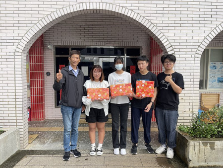 畢業快樂,莒光鄉鄉長陳樂禮致贈畢業生禮物,祝福畢業生前程似錦,美夢成真。(圖/文:宋幸儒)