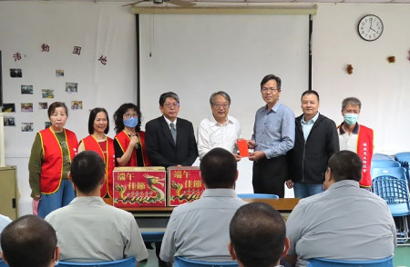 連江地檢署、福建更保端午入監送暖,檢察長謝謂誠勉勵受刑人在監期間充實自己,更保董事張龍德代表致贈加菜金。(圖:連江地檢署)
