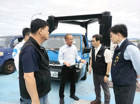 副縣長陳冠人與港務處及北竿所會現勘白沙浮動碼頭上下船動線優化措施。(圖:北竿鄉公所)