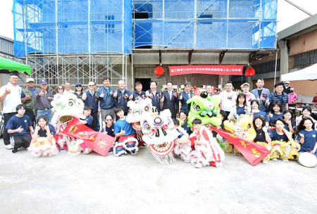 　東引鄉多功能健康運動場館興建工程、小規模多機能服務中心新建工程舉行上樑與動工典禮，縣長王忠銘、議長張永江、議員陳書建、曹爾章、陳貽斌、鄉長林德建與貴賓、鄉親一同見證地方建設里程碑，並祈福工程順利圓滿。（圖／文：陳其敏）