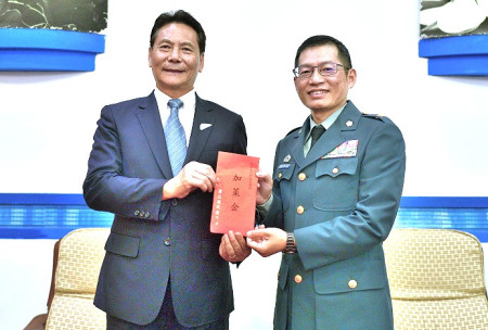 　連江縣議會第8屆第3次定期大會縣政考察，7日來到最後一站–東引鄉，府會考察團關心各項公共建設推動情況外，並致贈東引指揮部端節加菜金，慰勞國軍戍守外島的辛勞與付出。（圖／文：陳其敏）