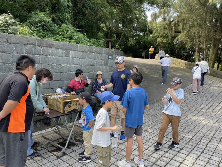連江縣體育會運動i台灣四鄉五島大健行東莒春季場於6日上午在大坪村藝文廣場熱鬧展開。(圖/文:蔡夢玲)