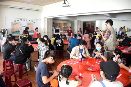 　香傳平安－走讀金板境與手作體驗登場，學員了解金板境歷史，製作香火袋，塗抹雄黃酒，品嚐馬祖粽，感受島上傳統端午氛圍。（圖／文：曹重偉）