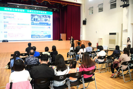 　教育部與縣府教育處8日在介壽國中小合辦連江縣數位學習家長宣講活動，由資科司專委鄭凱仁主講，上午舉辦簡單隆重的開幕式。（圖／文：曹重偉）