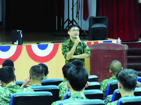 教官回應官兵提問及分享案例。（圖：何蕙圳）