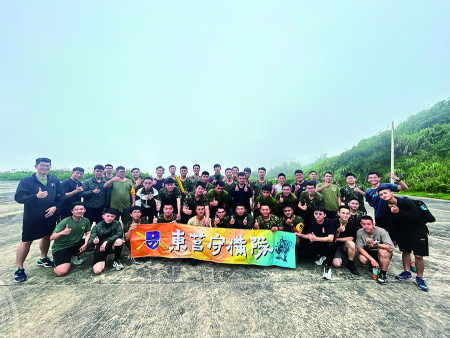 官兵於賽後合影。（圖：歐育誠）