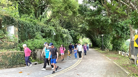 連江縣體育會運動i台灣四鄉五島健行活動西莒場,鄉親一起走出戶外,享受難得的悠閒假期。(圖/文:宋幸儒)
