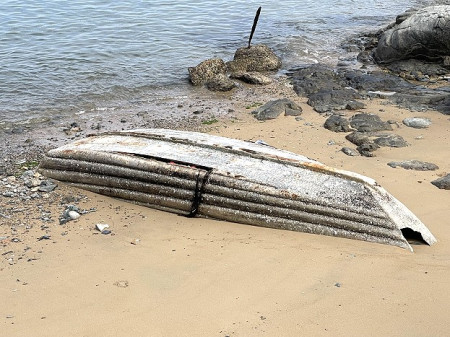 　橋仔大澳沙灘出現一艘來自海上的廢棄船體，已成大型海漂垃圾待處理。（圖／文：陳鵬雄）