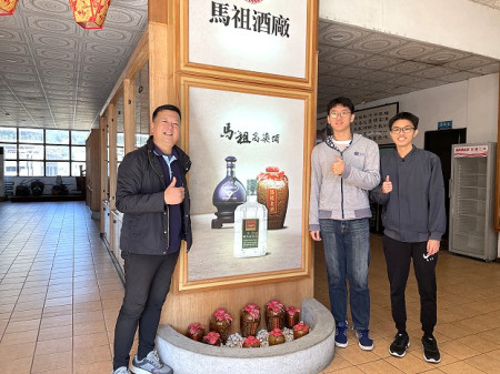 劉九銘總經理(左一)、海工系黃豪男(右二)、海工系陳有誠(右一)合照。(文/圖:黃豪男、陳有誠)