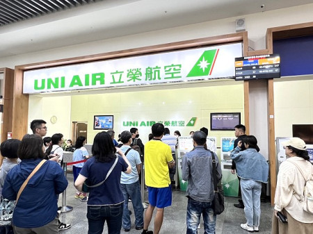 端午連假收假遇霧攪局,機場關場半天後恢復正常,海空總計疏運1389人。(圖/文:馮紹夫)